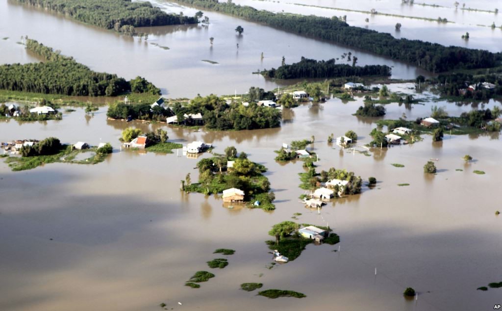 Toàn bộ nhà cửa bị nhận chìm trong trận lụt năm 2011 ở Long An. Trung tâm Dự báo Khí tượng Thủy văn cảnh báo Việt Nam có thể hứng chịu nạn lũ lụt trầm trọng sau khi trải qua hạn hán nặng nề.